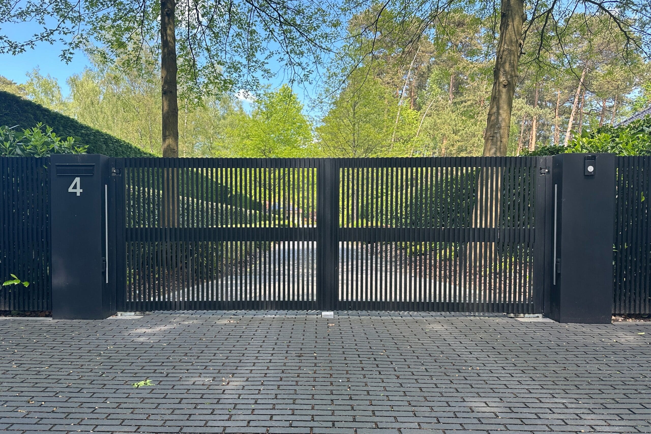 Zwart poort, voor een oprijlaan met natuurlijke omgeving