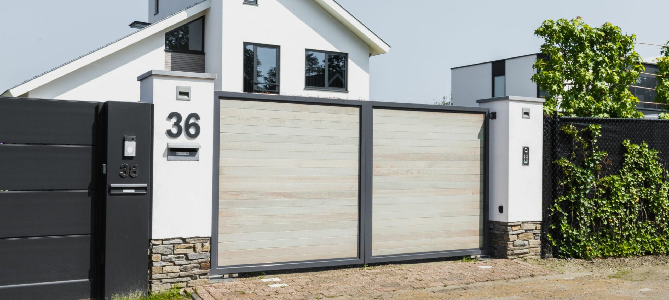 Houten poort met lichte horizontale houten balken