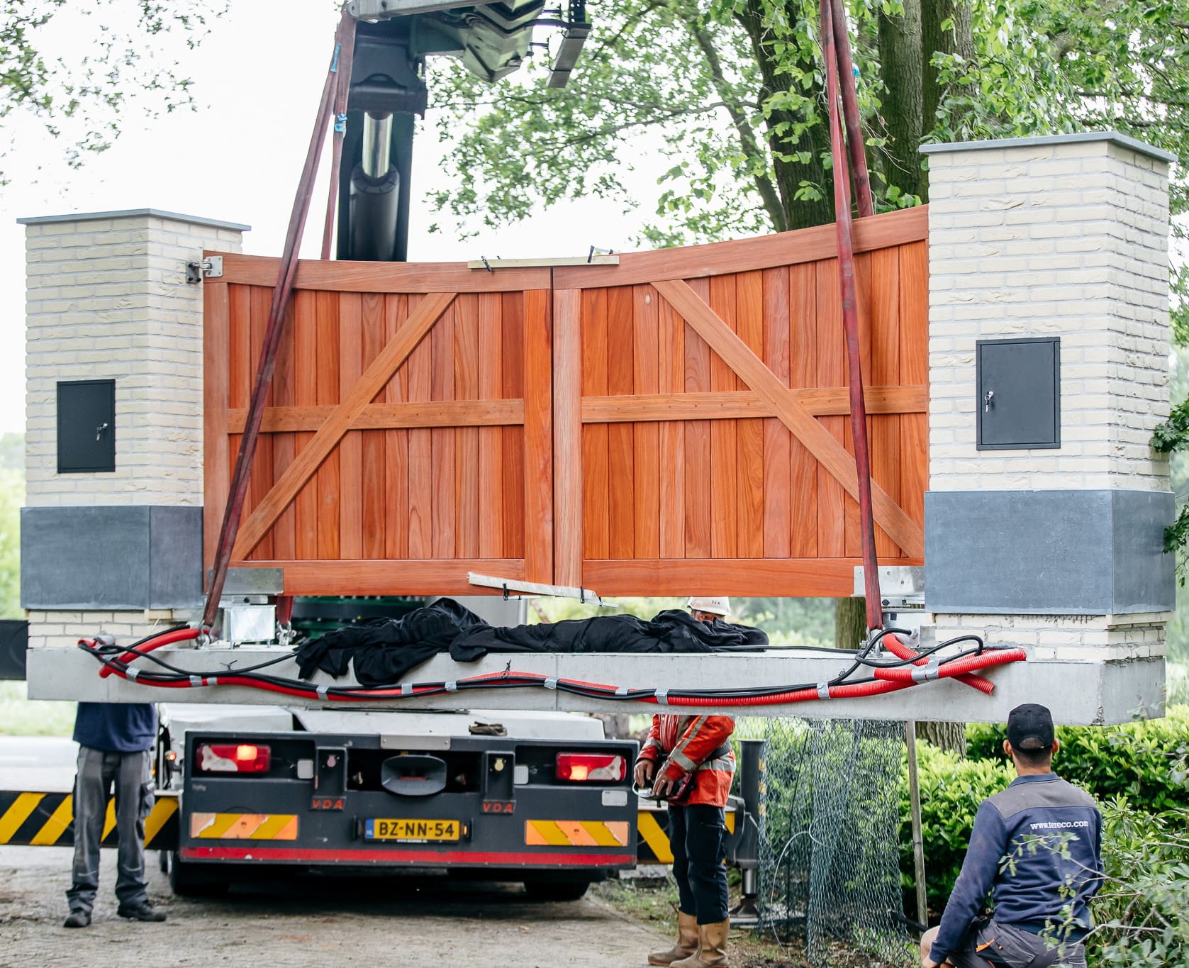 Prefab poort wordt geplaatst met kraan | Tereco Prefab poorten