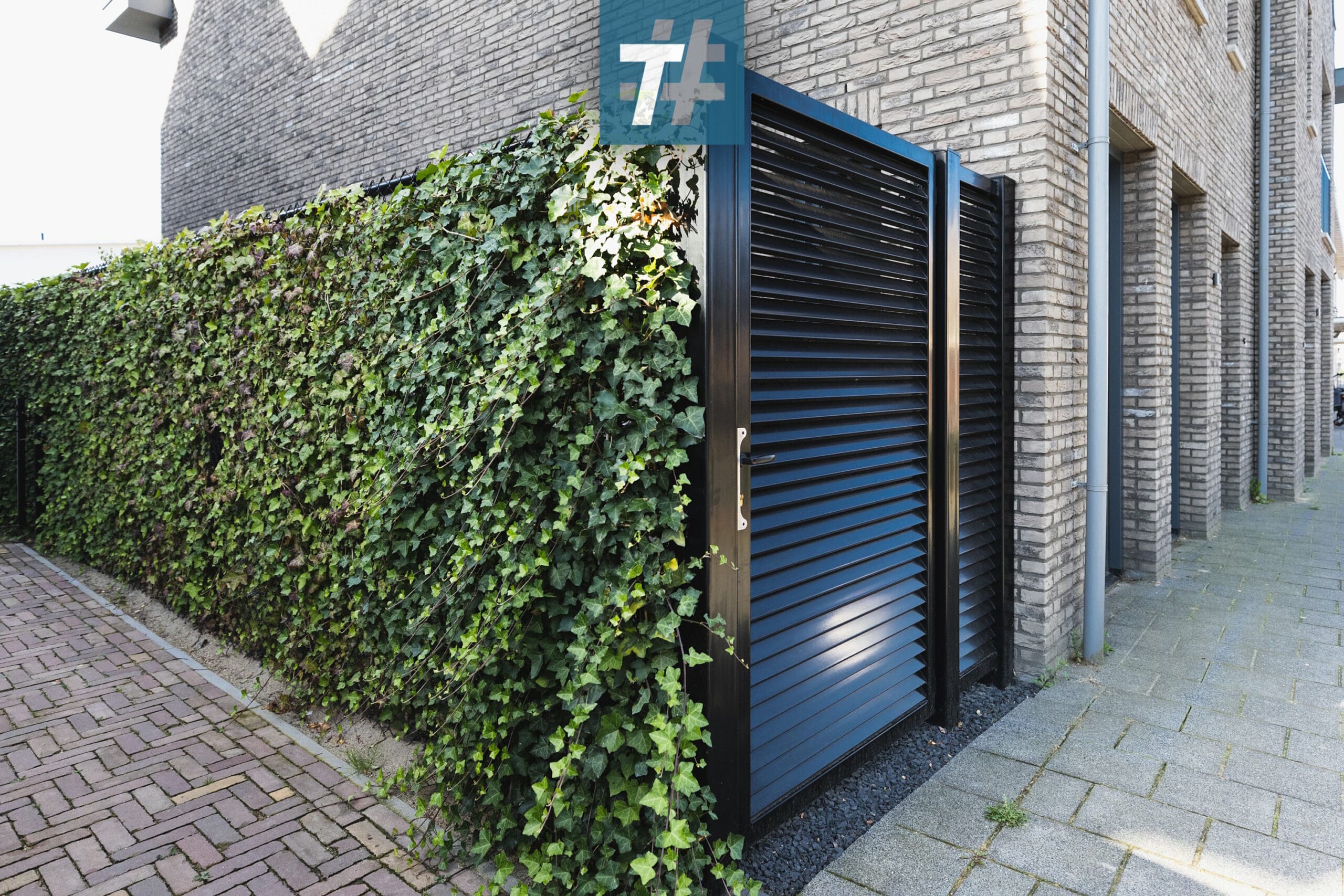 Enkele poort met horizontale lamellen naast huis naar de tuin